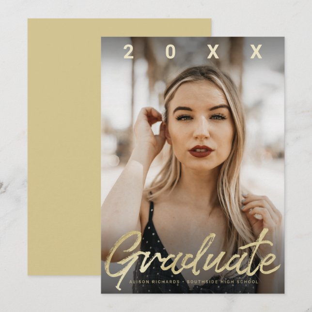 Ultra Modern Graduate Gold Pinselskriptkarte Einladung (Vorne/Hinten)