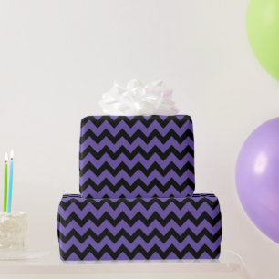 Ultra violett lila schwarzes Chevron-Muster Geschenkpapier