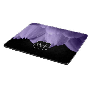 Ultra violette lila Blütenblätter schwarzes Monogr Schneidebrett