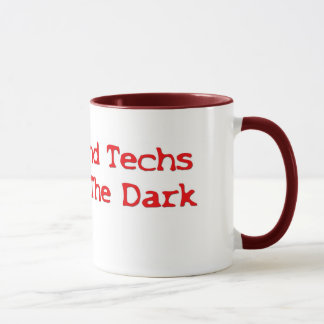 Ultraschall-Technologien tun es in der dunkelroten Tasse