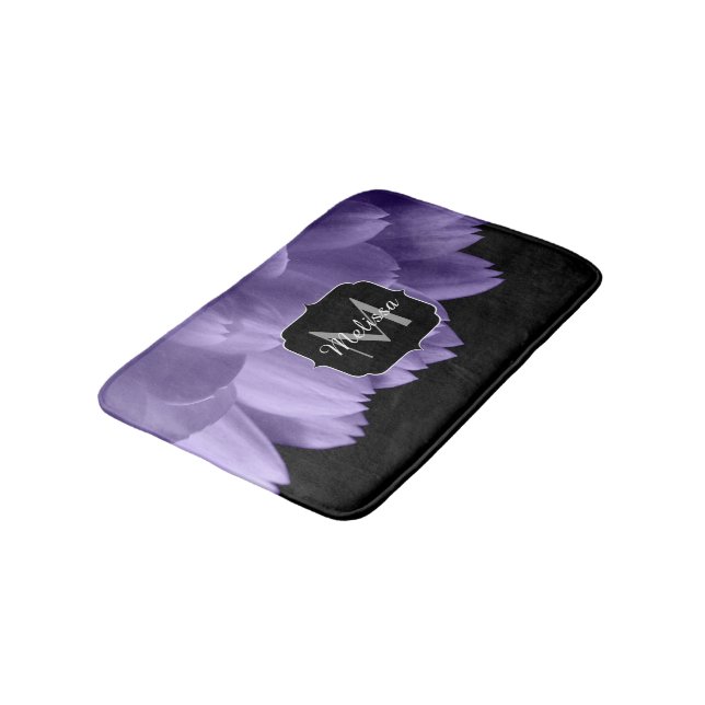 Ultraviolett, lila Blume, Schwarz Monogramm Badematte (Schrägansicht)