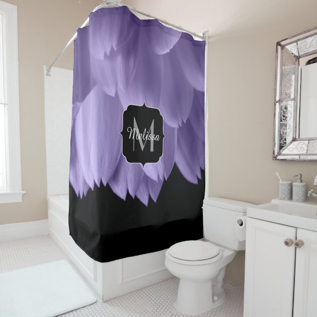Ultraviolett, lila Blume, Schwarz Monogramm Duschvorhang (Beispiel)