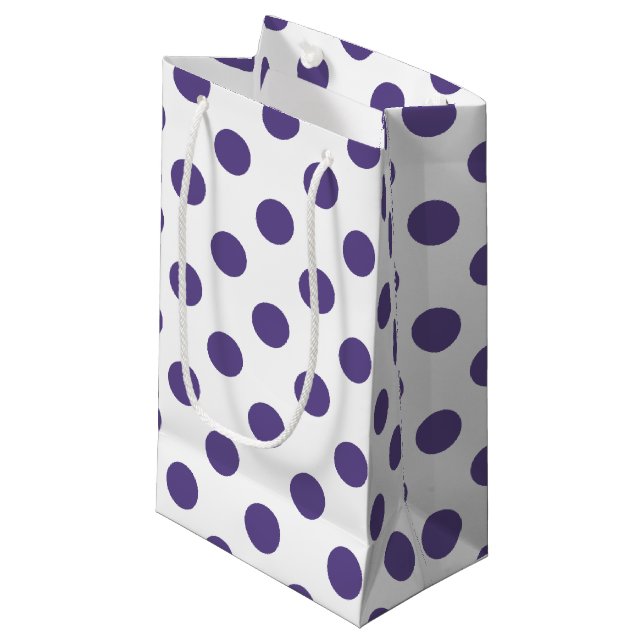 Ultraviolette Polka-Punkte auf weiß Kleine Geschenktüte (Vorderseite Schrägansicht)