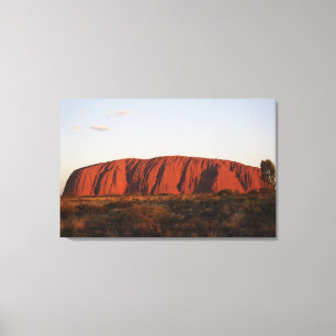 Uluru bei Sunset - Majestic Red Rock Formation in  Leinwanddruck