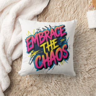 Umarme das Chaos – Grunge-Typografie-Zitat-Design Kissen