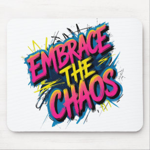 Umarme das Chaos – Grunge-Typografie-Zitat-Design Mousepad