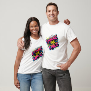 Umarme das Chaos – Grunge-Typografie-Zitat-Design T-Shirt