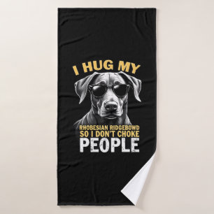 Umarme meinen Rhodesian Ridgeback, damit ich Leute Badehandtuch