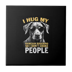 Umarme meinen Rhodesian Ridgeback, damit ich Leute Fliese