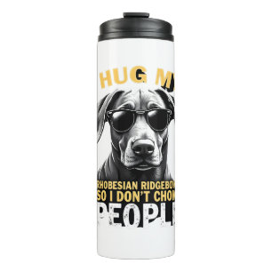 Umarme meinen Rhodesian Ridgeback, damit ich Leute Thermosbecher