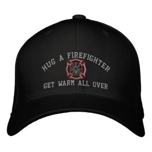 Umarmen eines Feuerwehrmanns mit Humoraler, maßges Bestickte Kappe
