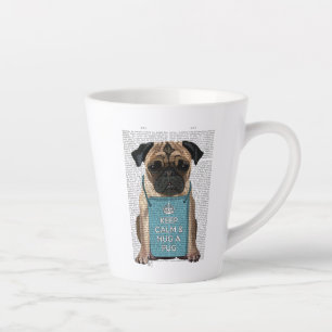Umarmen eines Mops Milchtasse