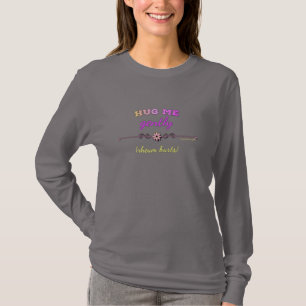 Umarmen Sie mich leicht im hellen Rosa auf langer T-Shirt