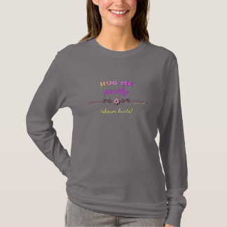 Umarmen Sie mich leicht im hellen Rosa auf langer T-Shirt
