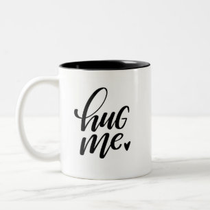 Umarmen Sie mich/Schritt-weghand beschriftet Zweifarbige Tasse
