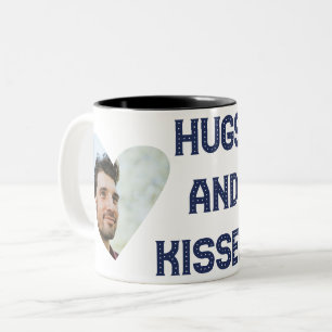 Umarmungen und Küsse Zweifarbige Tasse