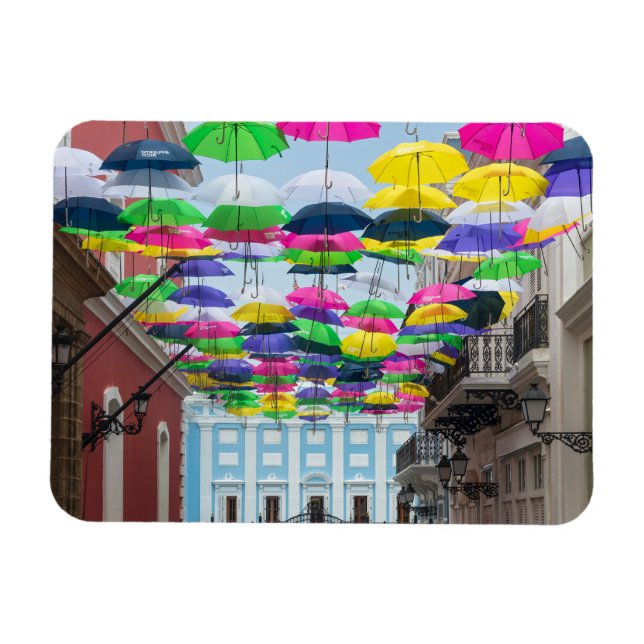Umbrellas über den Straßen von San Juan und dem He Magnet (Horizontal)