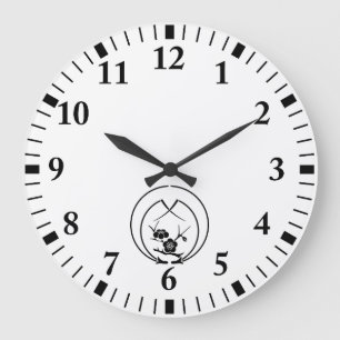 Ume Zweig in Embracing Kiefernnadeln Große Wanduhr
