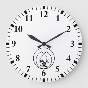 Ume-Zweig in umarmenden Kiefernnadeln Große Wanduhr
