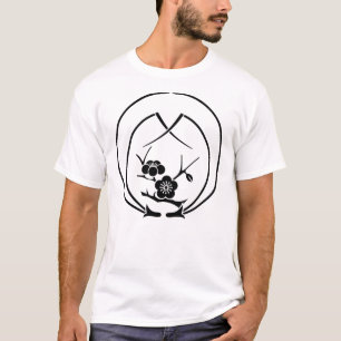 Ume-Zweig in umarmenden Kiefernnadeln T-Shirt