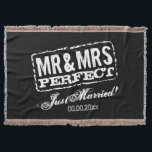 Umfassendes Geschenk Herrn und Frau Just Married Decke<br><div class="desc">Umfassendes Geschenk Herrn und Frau Just Married für Jungvermählten.
Niedliche Throwdecke für eben wed Paare,  Braut und Bräutigam,  Ehemann und Ehefrau.
Vintager Briefmarkenentwurf mit grungy Typografie und Gewohnheit färben Hintergrund.
Schwarzweiss-Druck.</div>