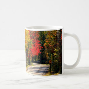 Umgeben durch Fall-Farbe Kaffeetasse