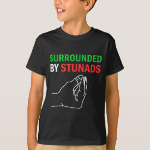 Umgeben von Dummköpfen Lustige italienische Sprüch T-Shirt