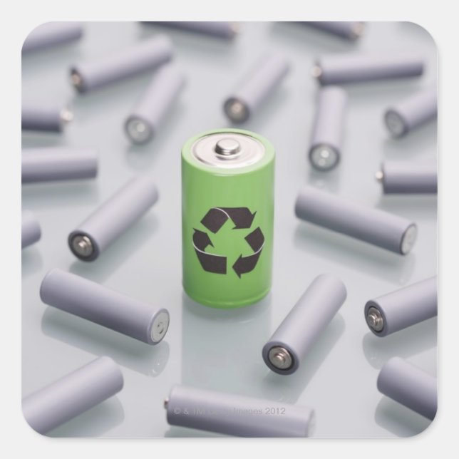 Umgeben von kleineren grauen Batterien. Quadratischer Aufkleber (Vorderseite)