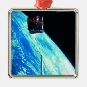 Umkreisende Satellitenerde 3 Ornament Aus Metall