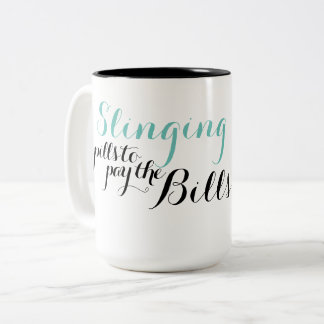 Umschlingen der Pillen, um die Wechsel einzulösen Zweifarbige Tasse