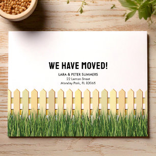 Umzugsmeldung mit Lattenzaun und Garten Postkarte