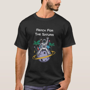 Un Astronaute Drôle Assis Sur Saturn T-Shirt