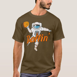 Un astronaute joue au T-shirt de basket