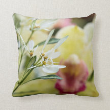 Un autre coussin avec une belle orchidée.