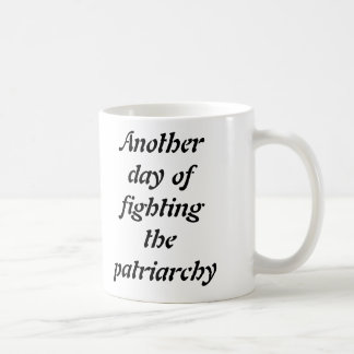 Un autre jour de combattre la tasse de patriarcat