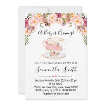 Un bébé brasse du thé baby shower rose invitation