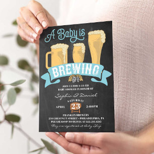 Un bébé brasse une invitation au Baby shower