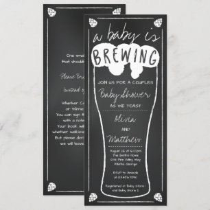 Un bébé brasse une invitation au Baby shower