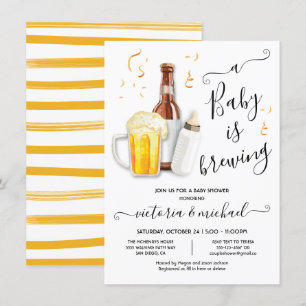 Un bébé brasse une invitation de Baby shower