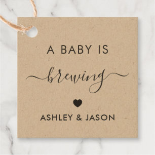 Un bébé est en train de brasser, étiquette cadeau