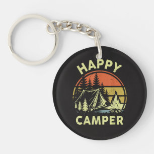 Un campeur heureux tout-petit garçon drôle camping