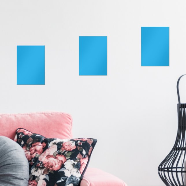 Un carré bleu encadré par une bordure blanche, pré (Salon)