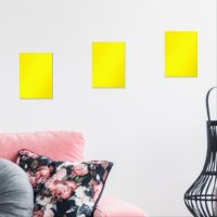 Un carré jaune centré sur un fond blanc propre