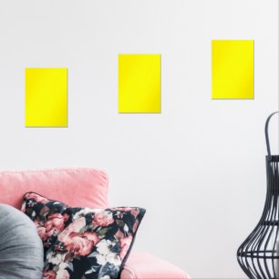 Un carré jaune centré sur un fond blanc propre