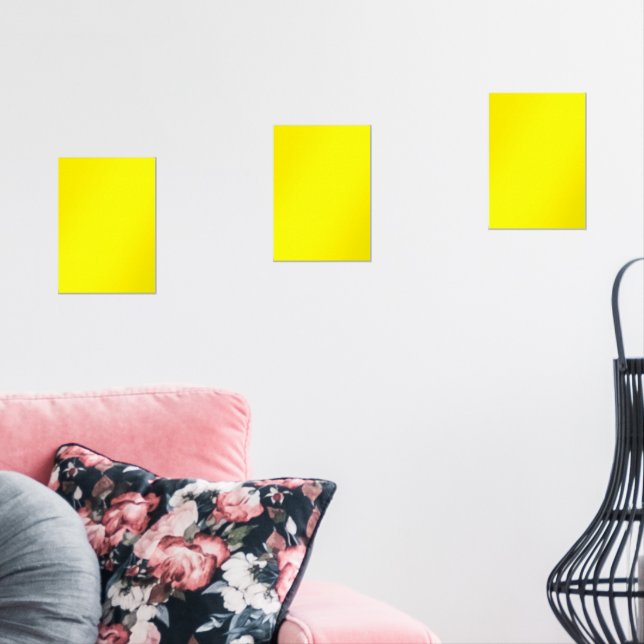 Un carré jaune centré sur un fond blanc propre (Salon)