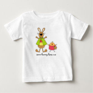 Un certain lapin m'aime. T-shirts de bébé de