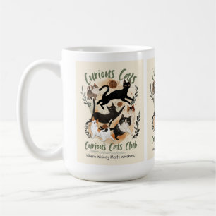 un chat et une tasse chaude à la main