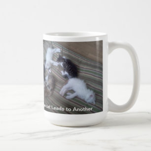 Un chat mène à une autre tasse