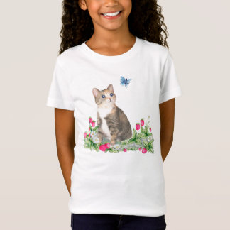 Un chaton minuscule dans un T-shirt de gisement de