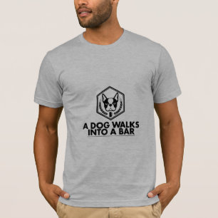Un chien entre dans une barre - T-shirt noir et